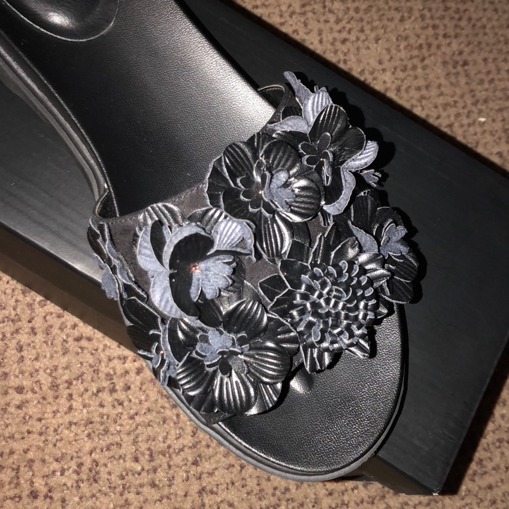Sandals - Picture 3 of 4
